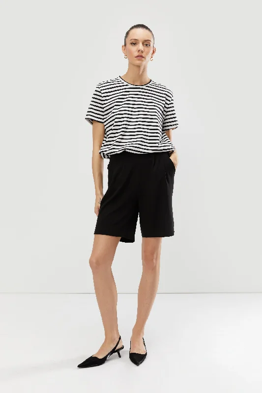 SHORT WITH PLEATS